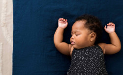 ¿Cuándo empiezan los bebés a dormir toda la noche del tirón?